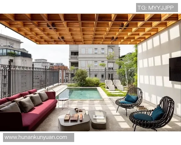 泳池装修设计指南：打造完美户外水景与舒适游泳环境的必备技巧